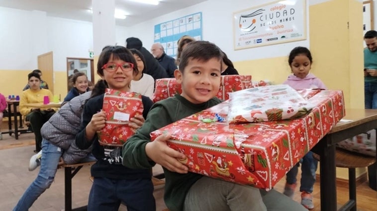Sus Majestades los Reyes Magos le regalan juguetes y sonrisas al alumnado de la Ciudad de los Niños de Huelva