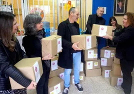 La Biblioteca entrega a la asociación Agua Viva el material escolar recaudado en la campaña de 'Lápices solidarios'