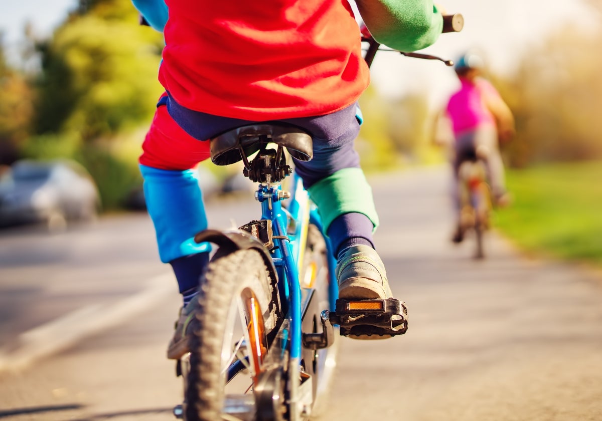 Niños montando en bicicleta