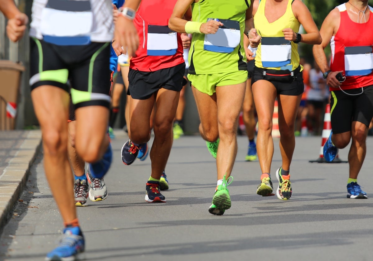 Un grupo de personas participando en una carrera