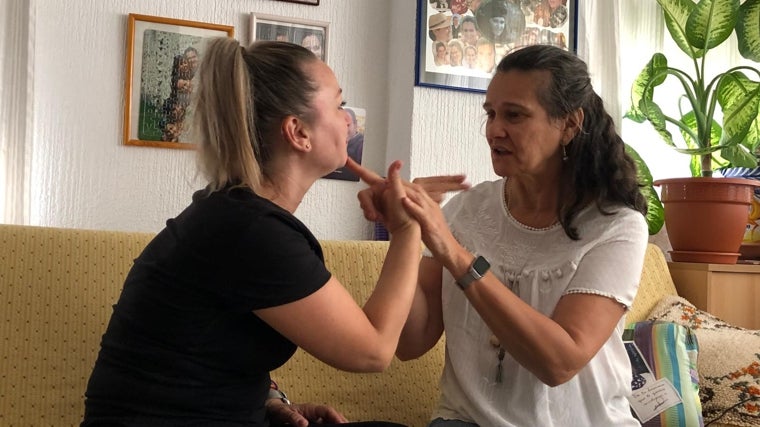 Loli Maestre (Guía Intérprete en ASOCIDE Hulva) y María Teresa Brioso