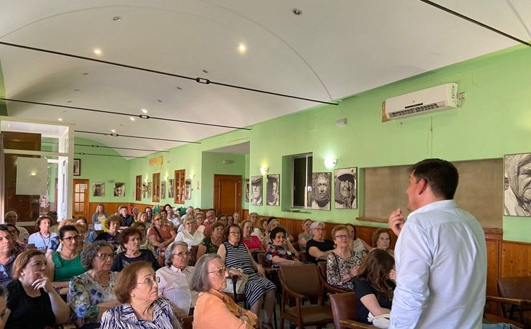 Imagen principal - Talleres y actividades en la Asociación AFA Bollullos