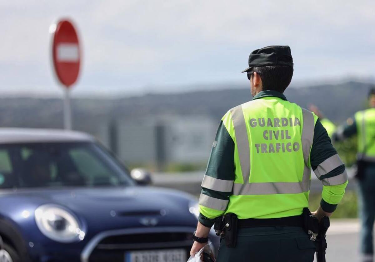 Imagen de un Guardia Civil en un control de seguridad en la carretera