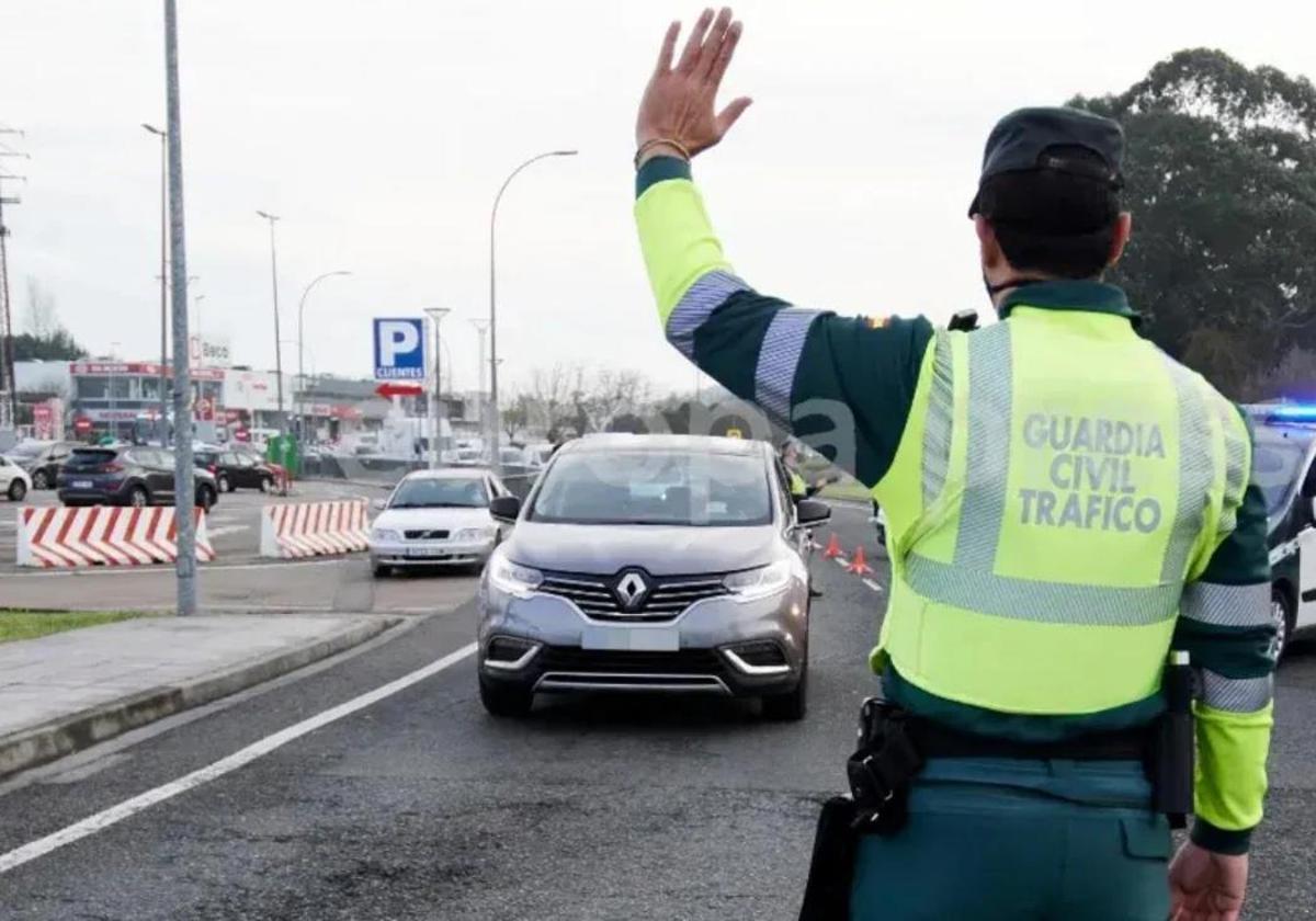 Imagen de un agente de la Guardia Civil de Tráfico deteniendo a un vehículo