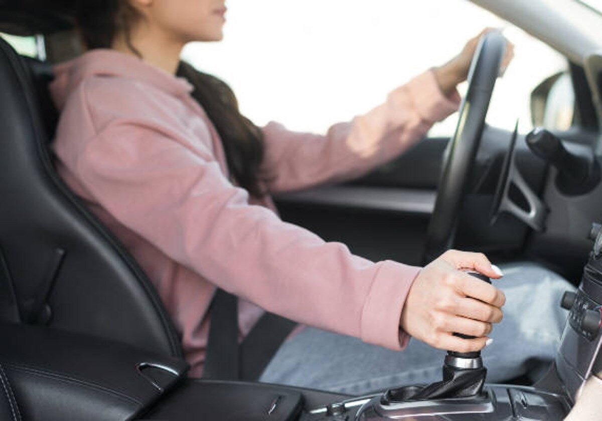 Una conductora de joven edad al volante