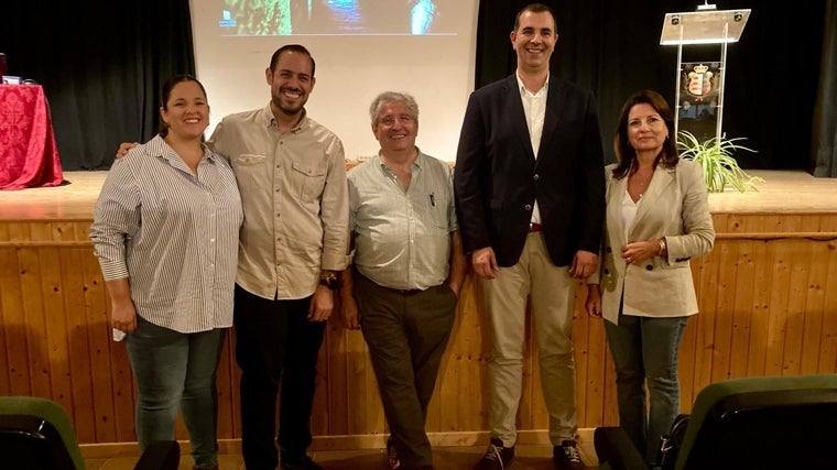 Foto de famlia tras la conferencia 'Historia del ferrocarril de Trigueros'