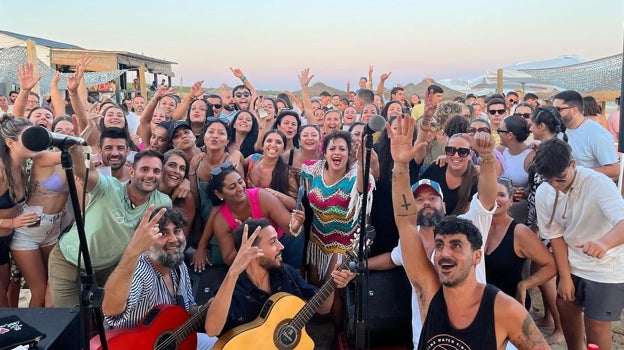 Ambiente en un concierto en el Chiringuito Playa del Este