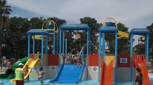 Toboganes en el parque acuático Guadalpark Sevilla