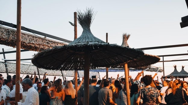 Ambiente en el Chiringuito Enebral Mirador en la playa de la Bota