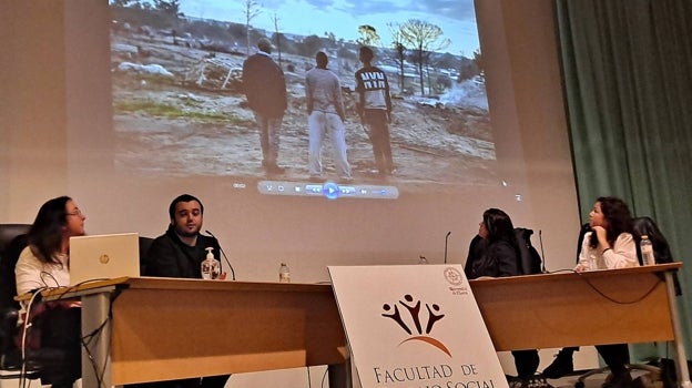 Charla sobre periodismo social.