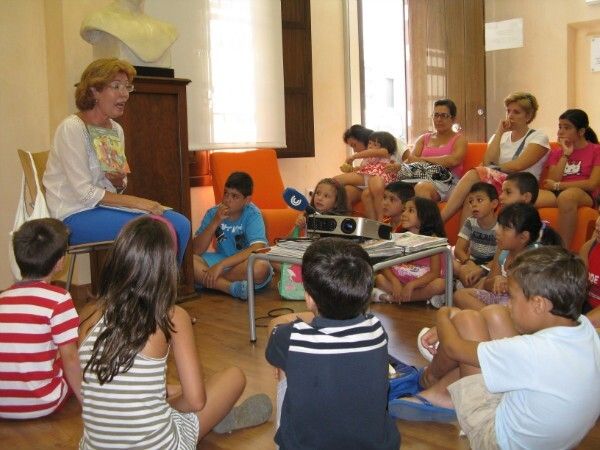 La biblioteca municipal fomenta la lectura entre los niños