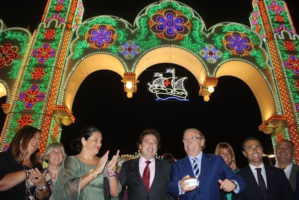Las Colombinas adelantan su estreno con el encendido de la portada