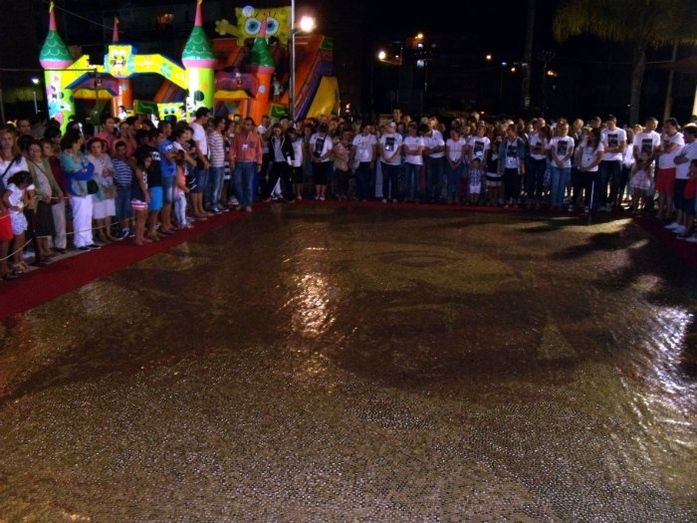 El mosaico de monedas de la Hermandad de la Misericordia de Lepe consigue el récord Guinness
