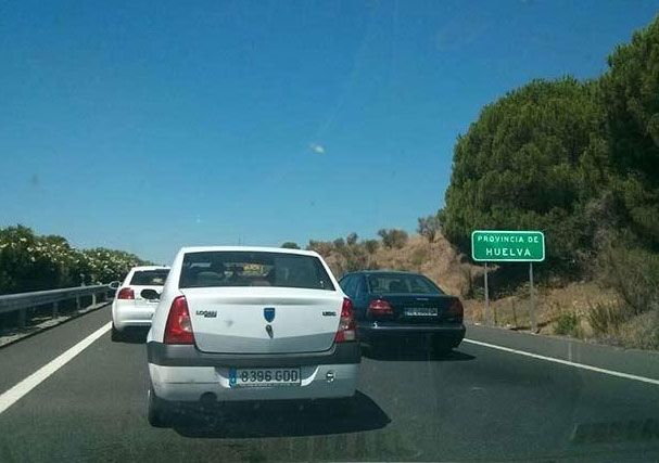 Un aparatoso accidente entre una furgoneta y dos turismos provoca retenciones kilométricas en la A-49
