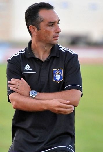 Oltra no sorprendió y mostró el once elegido para la Liga