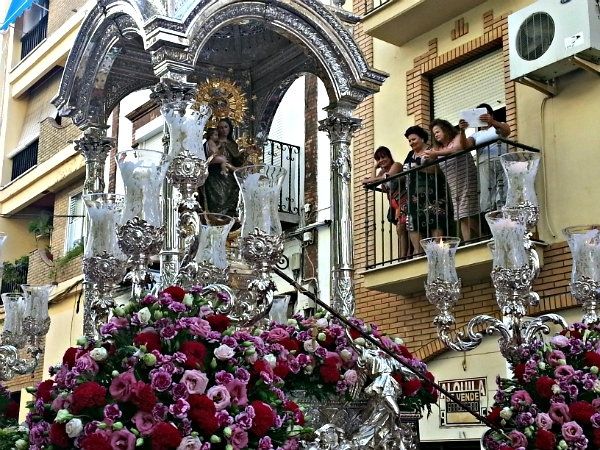 Los onubenses guían a la Virgen de la Cinta en el 50 aniversario de su patronazgo