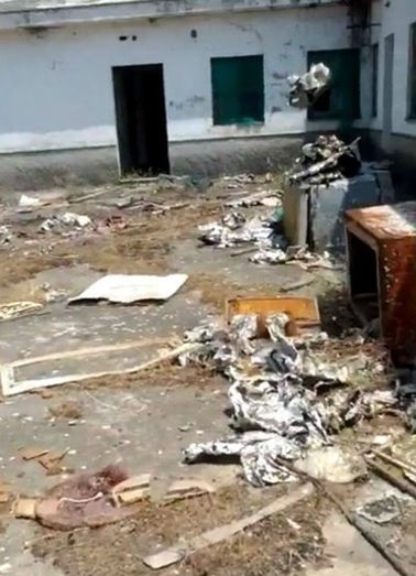 Basura, suciedad y residuos en el antiguo cuartel de Malandar en Doñana