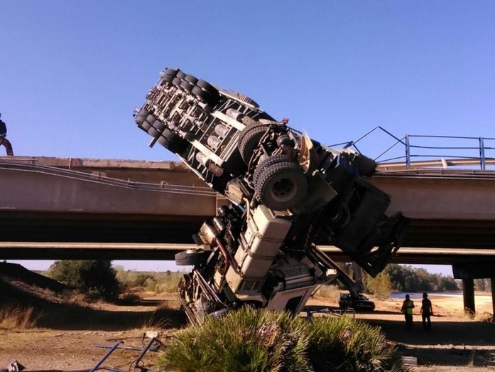 Cortan un carril de la A-49 tras el vuelco de un camión
