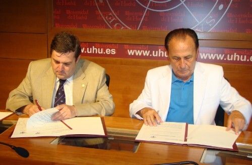 La UHU renueva el convenio con el Cajasol Sporting Universidad