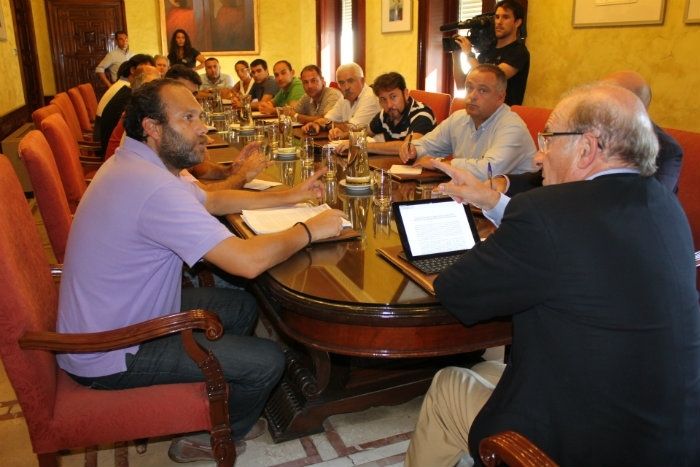 El alcalde se compromete con los trabajadores de Ence a luchar 'con toda firmeza' para evitar el cierre de planta