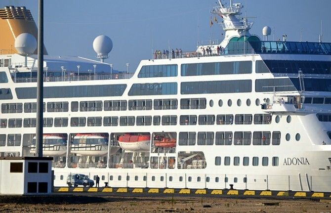 Los 653 cruceristas del 'Adonia' visitan la capital tras desembarcar en el muelle sur