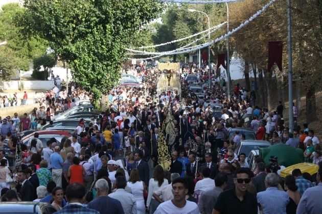 La Virgen de los Dolores procesiona por La Orden para celebrar los 25 años de su llegada al barrio