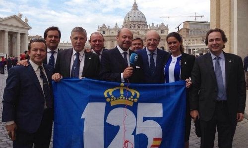 El Vaticano se viste de azul y blanco