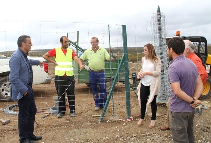 Ignacio Caraballo se interesa en El Granado por las nuevas iniciativas agrarias del municipio
