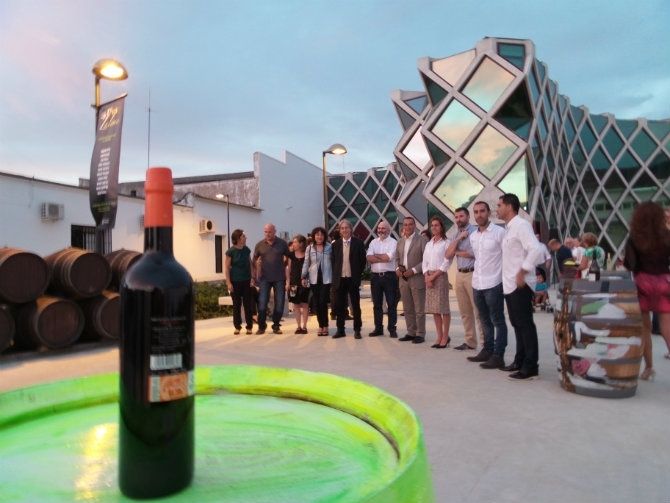 Caraballo inaugura la exposición pictórica colectiva ‘La Uva Zalema’ en el Centro del Vino del Condado