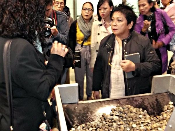 La productora del ‘Master Chef’ filipino graba en la lonja de Isla Cristina un programa culinario