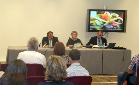 La obra '¡Cocine con nosotros! La cocina del entorno de Doñana y más allá' recoge 650 recetas populares