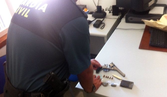 Detenido un traficante de drogas que iba armado con un revólver