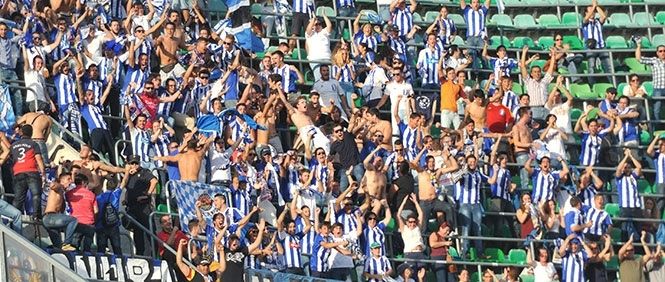 La hinchada onubense llevó el color albiazul a las gradas