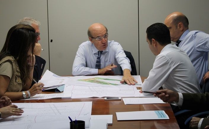 El Ayuntamiento encarga a Terracivil el aparcamiento del viejo Colombino y anuncia que las obras arrancan en 15 días