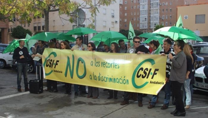 CSIF reivindica en una protesta el pago de la extra de Navidad a los 19.000 trabajadores de la Junta en Hueva
