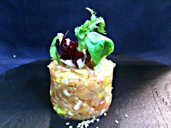 Tartar de salmón con mango y aguacate