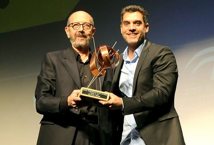El actor onubense Javier Mora recibe el premio ‘La Luz’ arropado por familiares y amigos