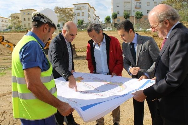 Comienzan las obras en Isla Chica con la transformación del solar del viejo estadio y la renovación de acerados