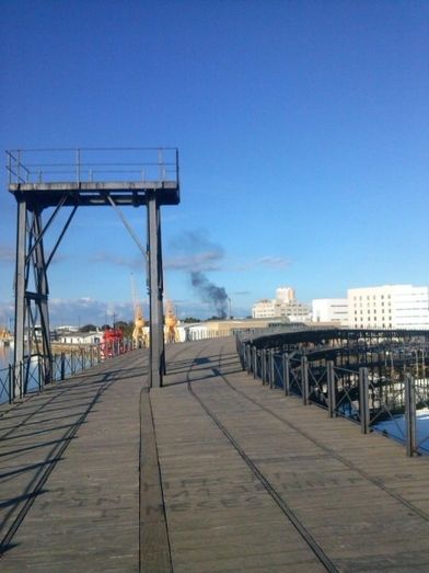 Los bomberos sofocan un incendio de plásticos en Marismas del Odiel