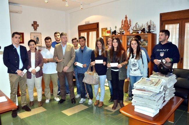 El Ayuntamiento de Palos entrega las primeras becas del Programa Matrícula