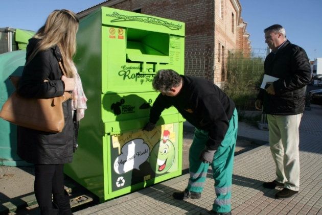 Cartaya cuenta con ocho nuevos contenedores de recogida de ropa usada