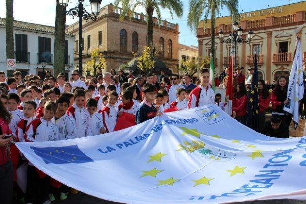 La plaza de España acoge la bandera de Villa Europea del Deporte 2015 para La Palma del Condado