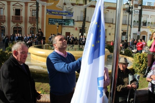 La plaza de España acoge la bandera de Villa Europea del Deporte 2015 para La Palma del Condado