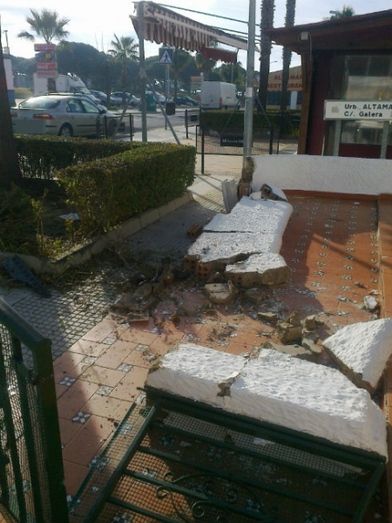 Empotra su coche contra una vivienda tras destrozar un banco y un seto en Mazagón