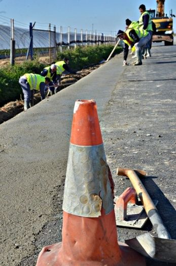 Ocho desempleados trabajan durante dos meses en el hormigonado de cunetas de la calle Maestra de Palos