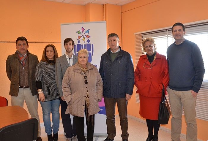 El alcalde de Palos visita la asociación 'Abriendo Puertas' y estudiará vías de colaboración