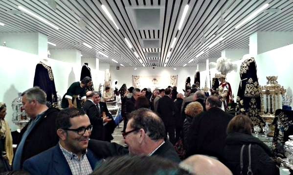Una exposición reúne una importante muestra de los enseres cofrades más representativos de la provincia