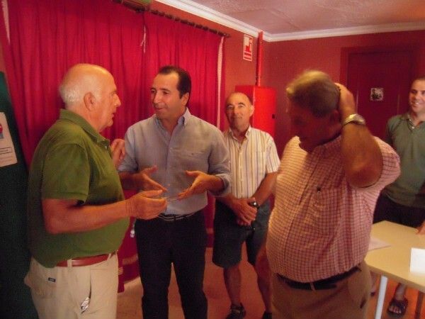 El alcalde inaugura la asamblea general de la asociación de Propietarios de Matalascañas