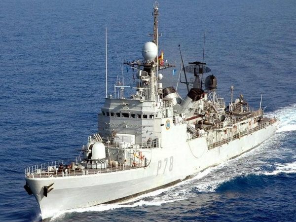 El patrullero de la Armada ‘Cazadora’ hace escala en el muelle de Levante de Huelva