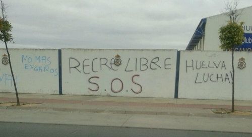 La Ciudad Deportiva aparece con pintadas que piden un Recre libre y sin engaños